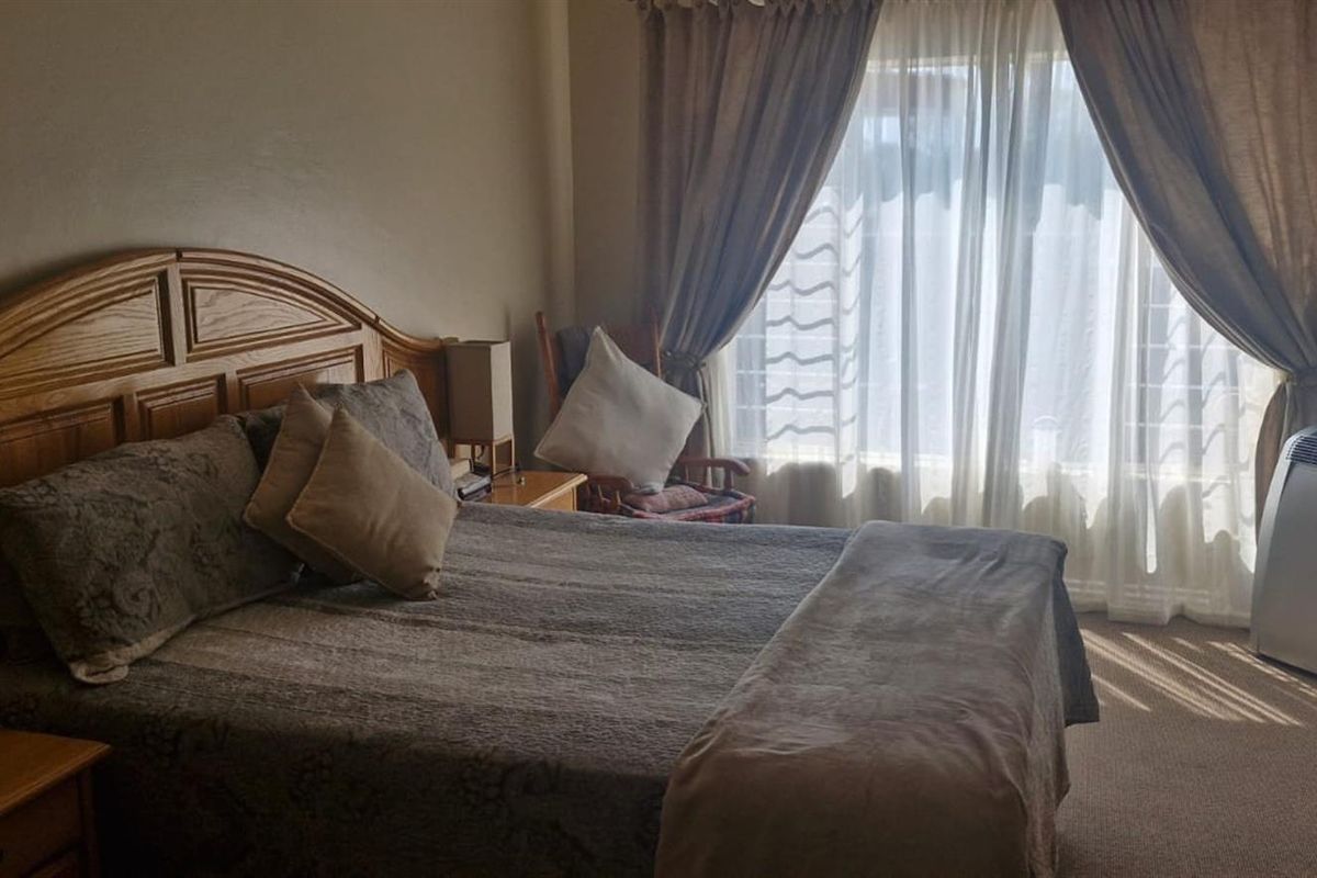 Modern 3-Bedroom Townhouse for Sale in Wilkoppies - Photo 4