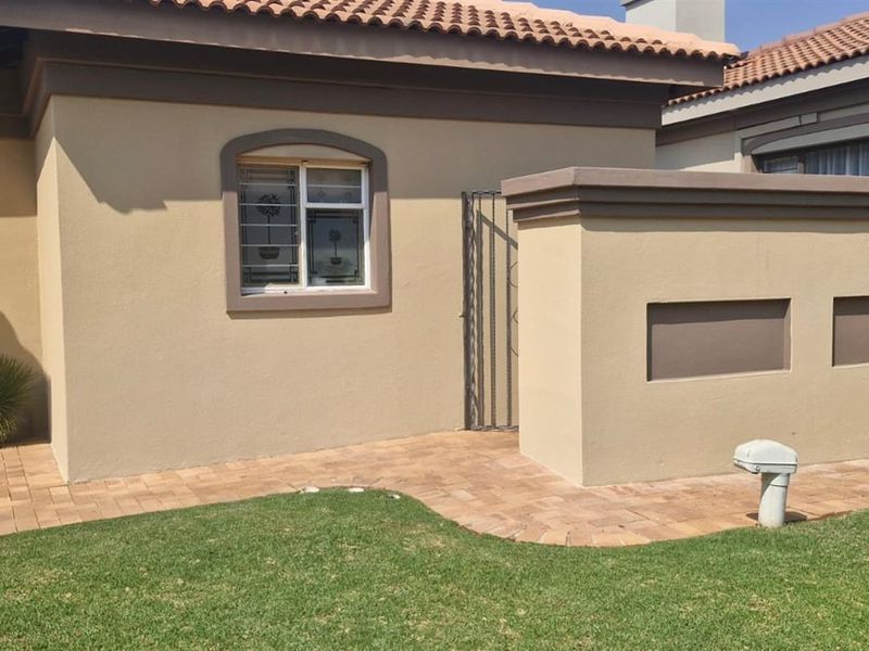 Modern 3-Bedroom Townhouse for Sale in Wilkoppies - Photo 2