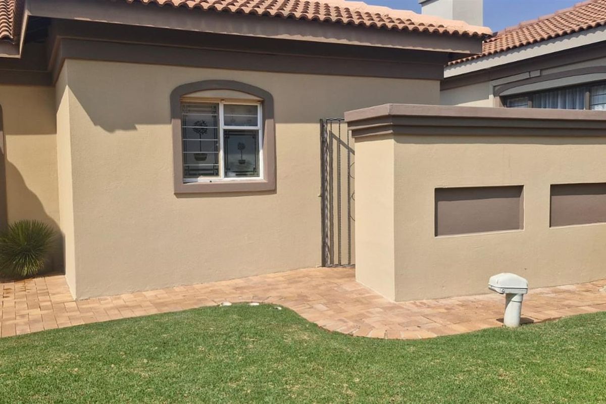 Modern 3-Bedroom Townhouse for Sale in Wilkoppies - Photo 2