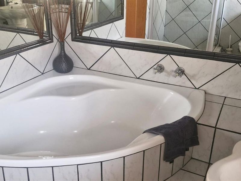 Modern 3-Bedroom Townhouse for Sale in Wilkoppies - Photo 5