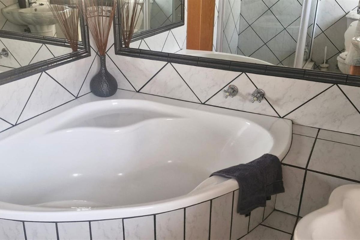 Modern 3-Bedroom Townhouse for Sale in Wilkoppies - Photo 5