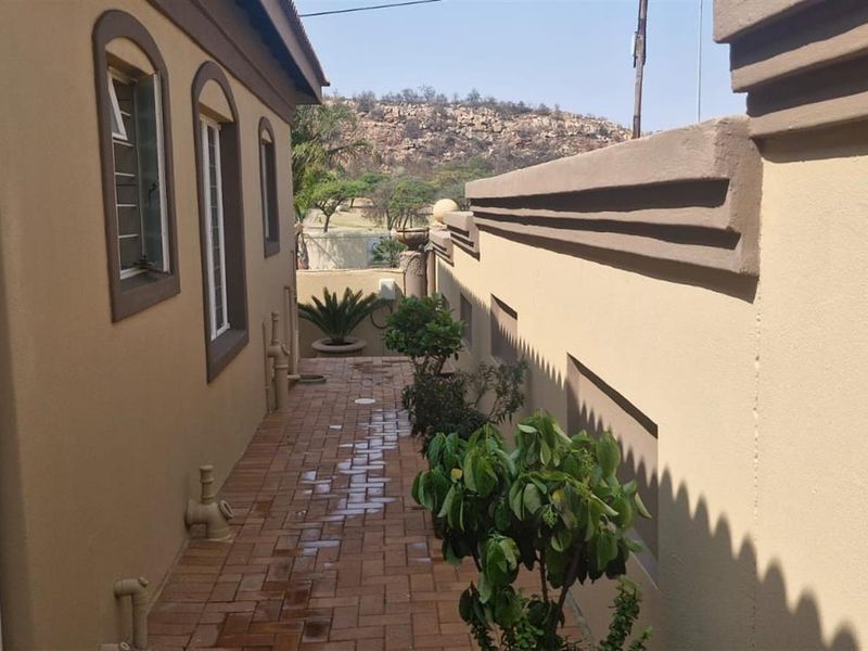 Modern 3-Bedroom Townhouse for Sale in Wilkoppies - Photo 3