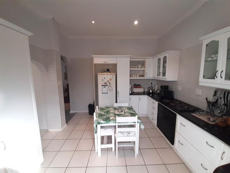 Three Bedroom House with Two Bedroom Flatlet - Photo 10