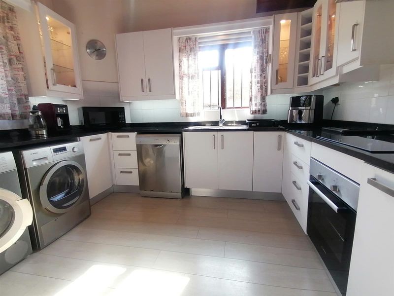 Mtwalume. Charming Townhouse with Thatched Roof - Photo 9