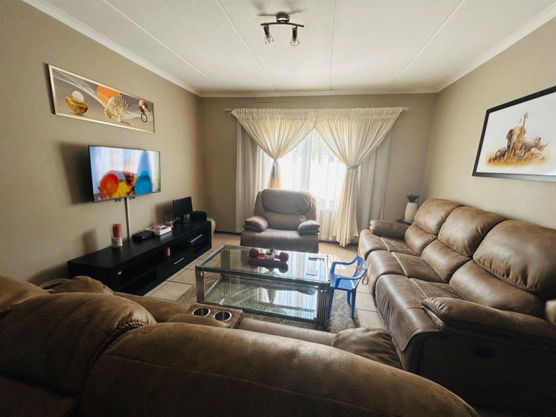 Apartment For Sale in Erand Gardens, Midrand - Photo 2