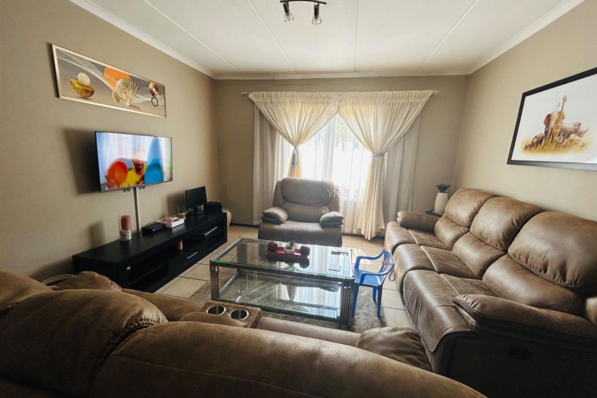 Apartment For Sale in Erand Gardens, Midrand - Photo 2