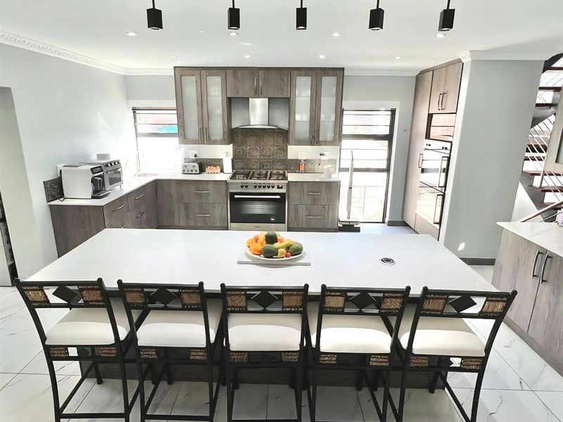 Shared Mandate: Luxury Coastal Home with Panoramic Sea Views - Photo 5