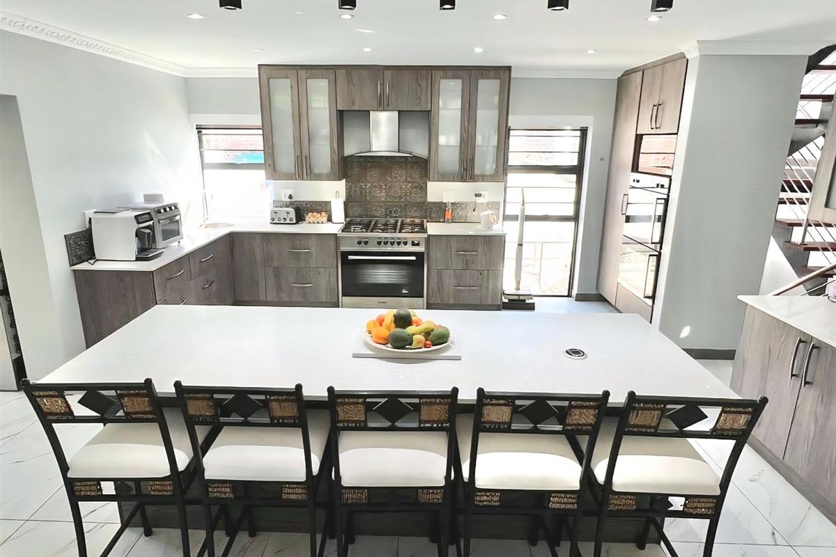 Shared Mandate: Luxury Coastal Home with Panoramic Sea Views - Photo 5