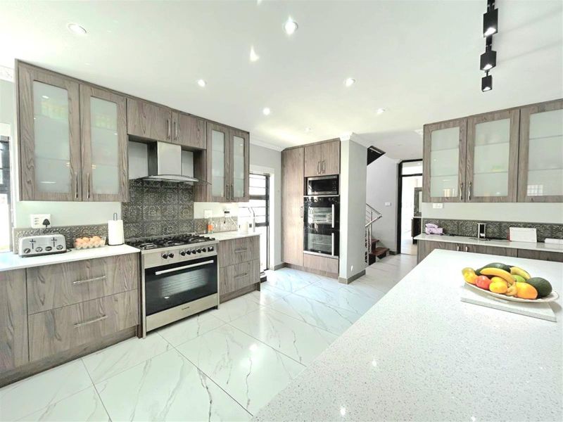 Shared Mandate: Luxury Coastal Home with Panoramic Sea Views - Photo 7