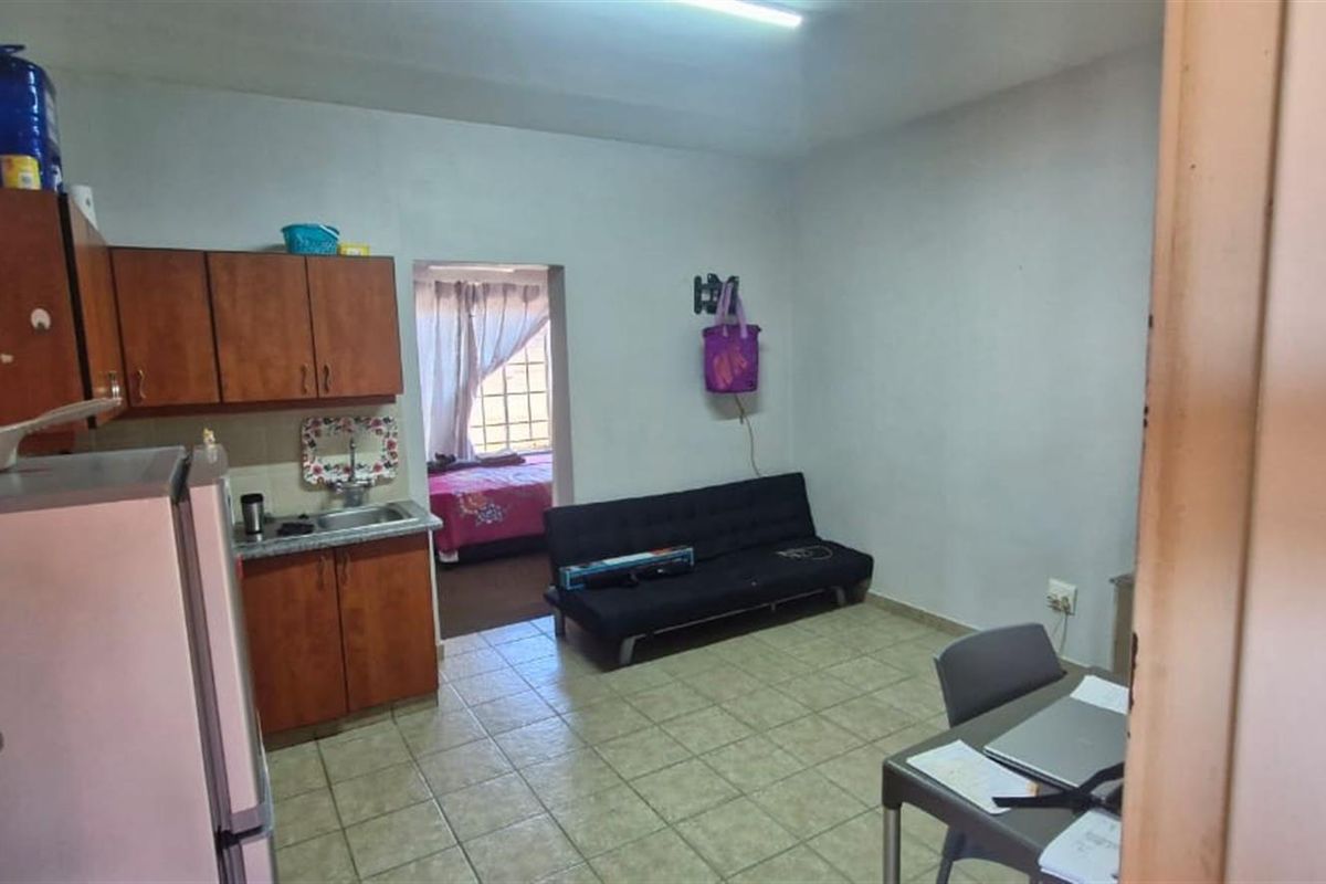 Student apartment for sale in Wilkoppies Klerksdorp North West - Photo 2
