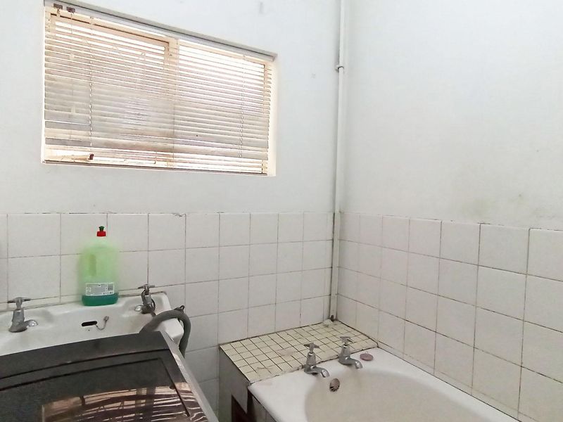 Urgent Sale - Spacious 2-bedroom unit with parking - Photo 8