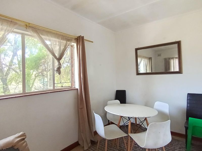 Urgent Sale - Spacious 2-bedroom unit with parking - Photo 7