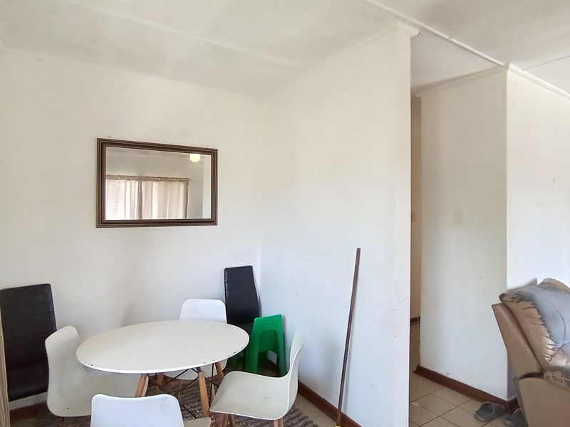 Urgent Sale - Spacious 2-bedroom unit with parking - Photo 6