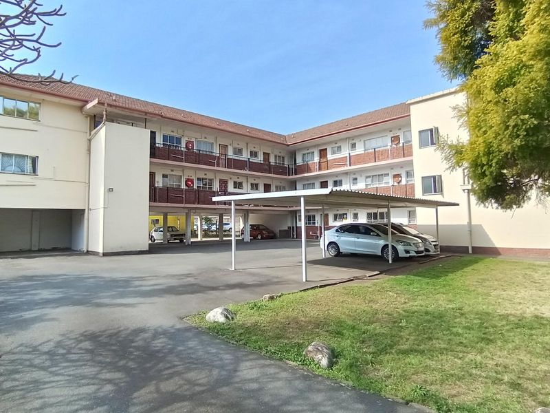 Urgent Sale - Spacious 2-bedroom unit with parking - Photo 1