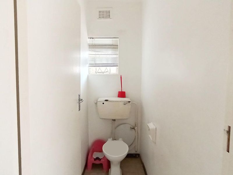 Urgent Sale - Spacious 2-bedroom unit with parking - Photo 10
