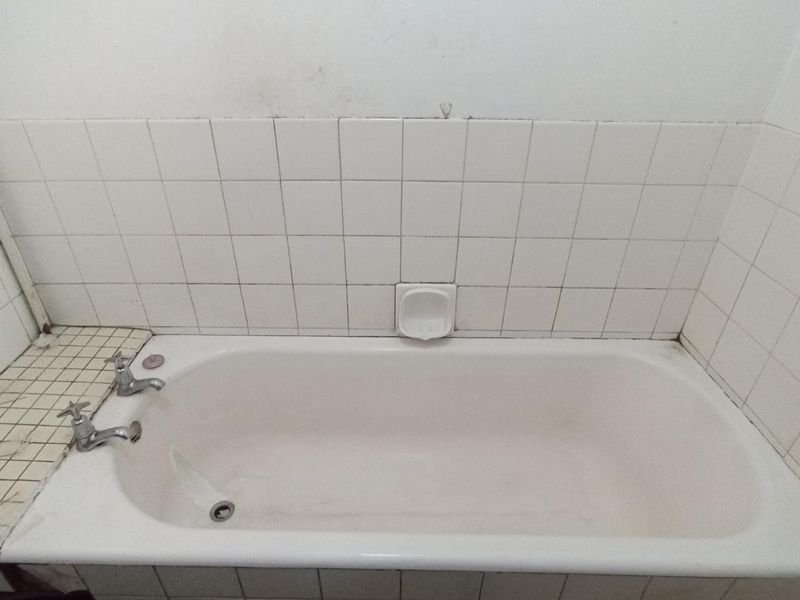 Urgent Sale - Spacious 2-bedroom unit with parking - Photo 9