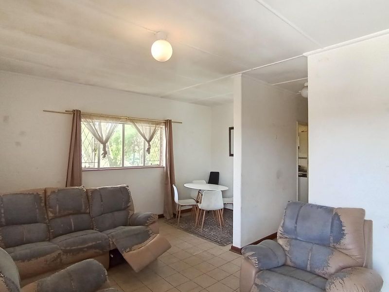 Urgent Sale - Spacious 2-bedroom unit with parking - Photo 5