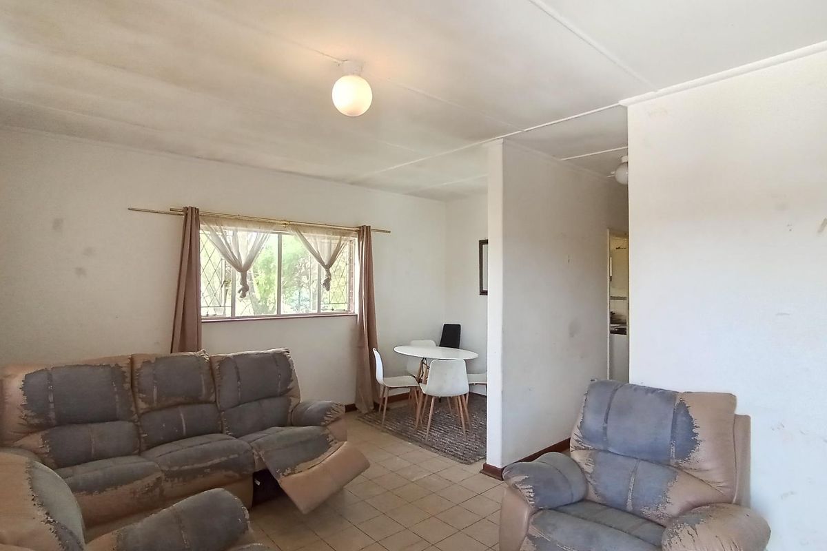 Urgent Sale - Spacious 2-bedroom unit with parking - Photo 5