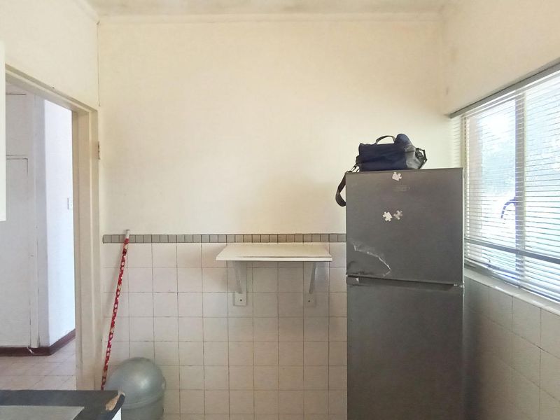 Urgent Sale - Spacious 2-bedroom unit with parking - Photo 3