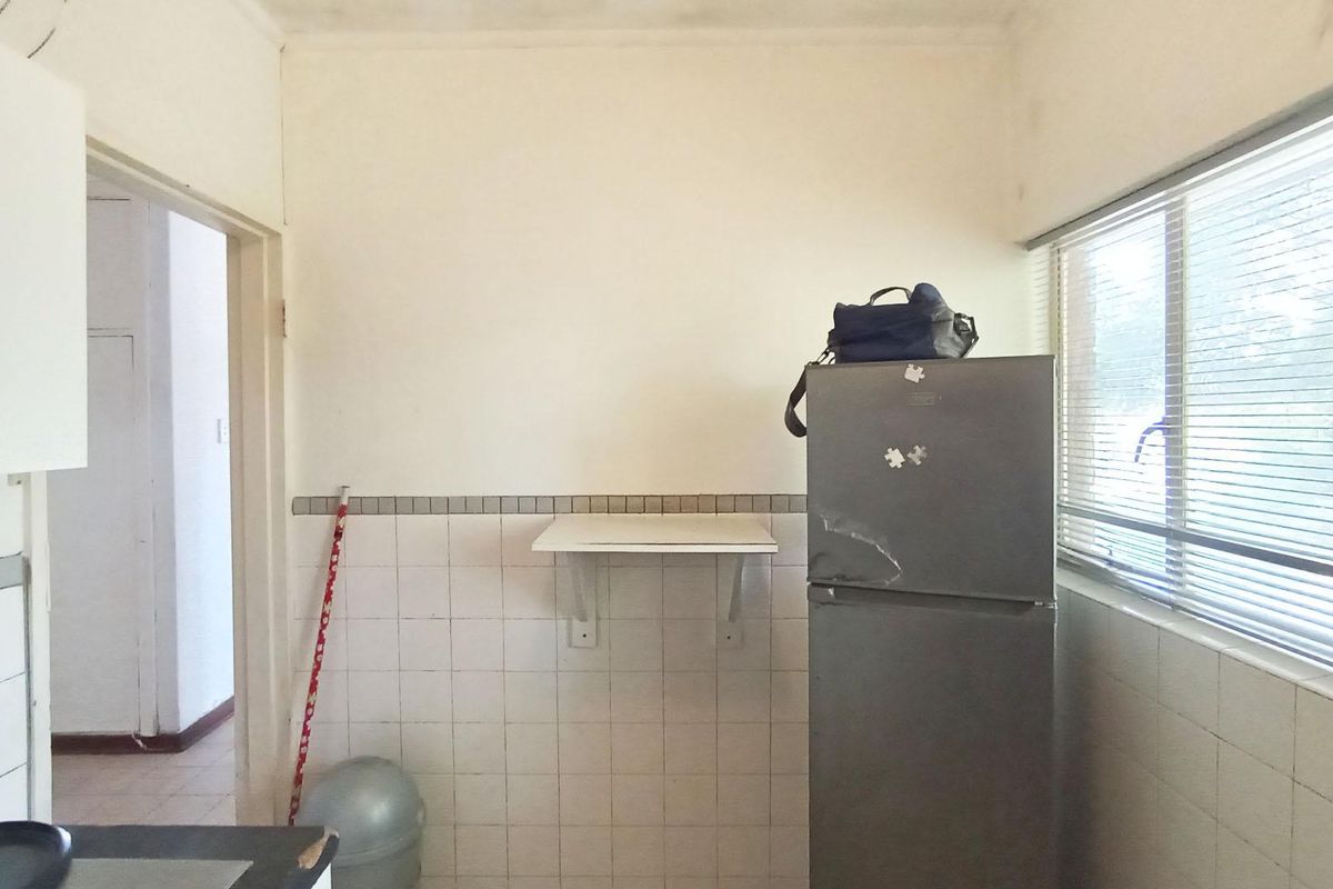 Urgent Sale - Spacious 2-bedroom unit with parking - Photo 3