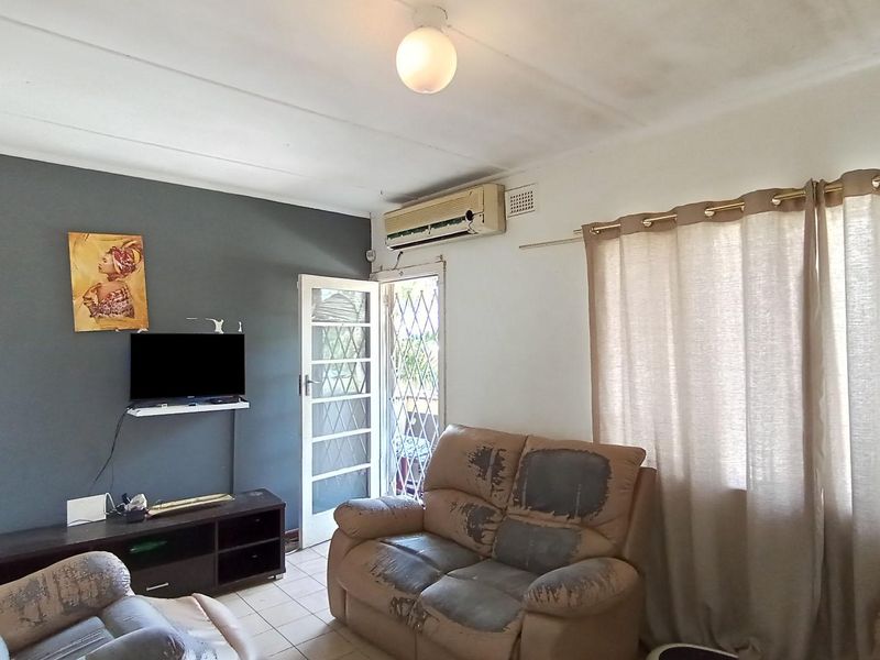 Urgent Sale - Spacious 2-bedroom unit with parking - Photo 4