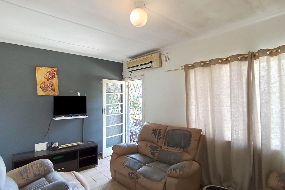Urgent Sale - Spacious 2-bedroom unit with parking - Photo 4