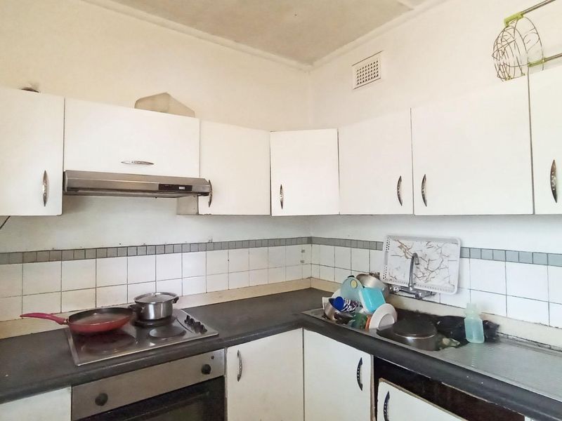 Urgent Sale - Spacious 2-bedroom unit with parking - Photo 2