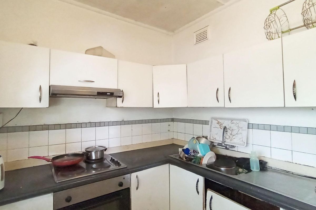 Urgent Sale - Spacious 2-bedroom unit with parking - Photo 2