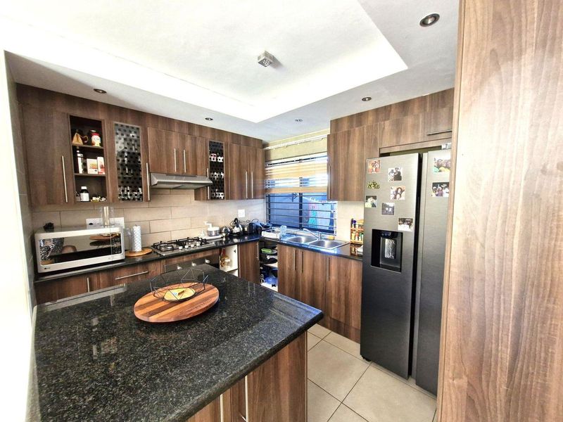 Townhouse For Sale in Beacon Bay, East London - Photo 6