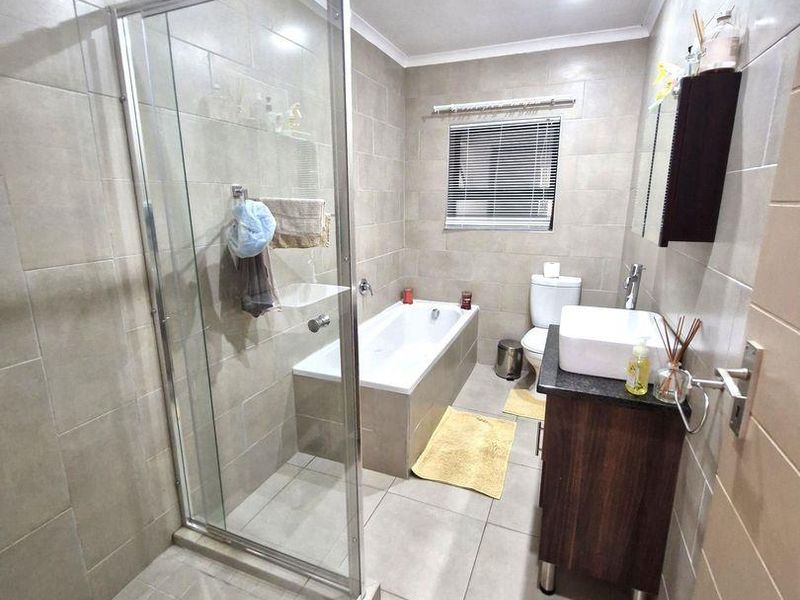 Townhouse For Sale in Beacon Bay, East London - Photo 10