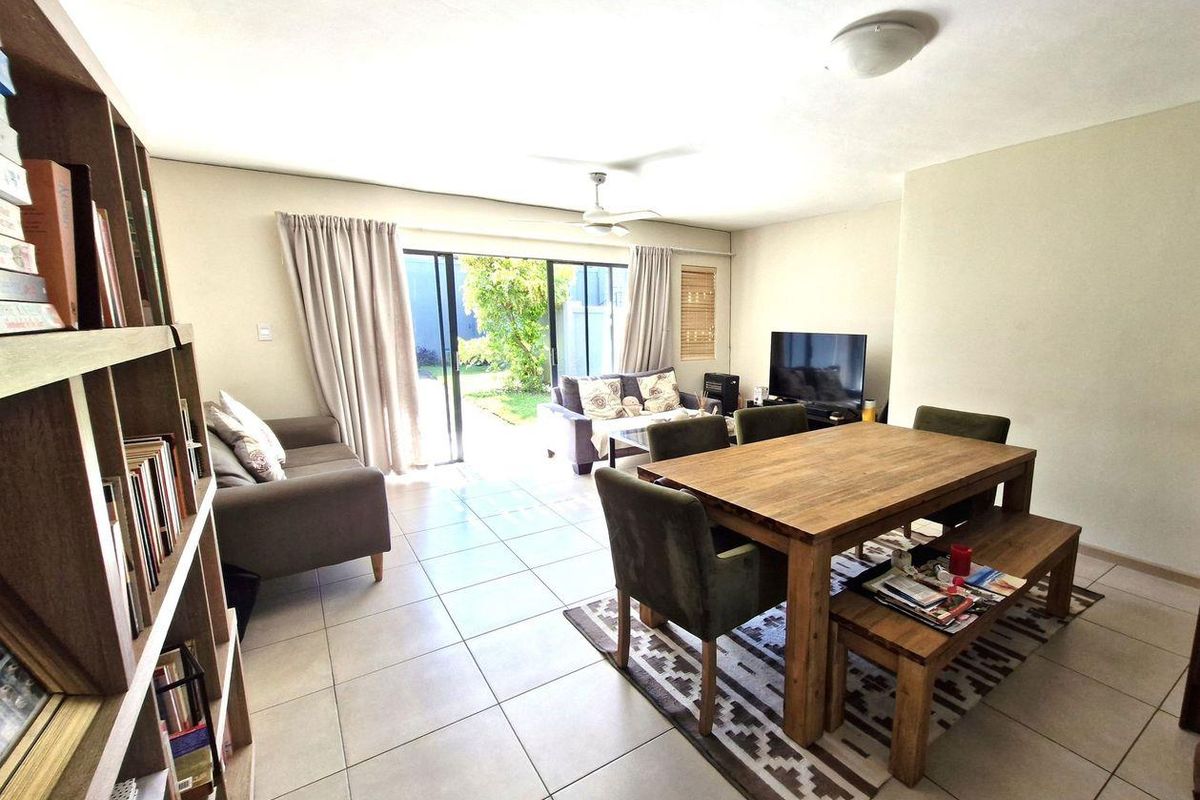 Townhouse For Sale in Beacon Bay, East London - Photo 2