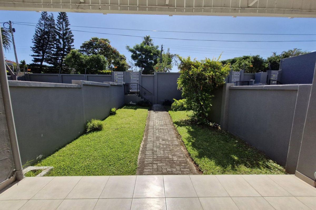 Townhouse For Sale in Beacon Bay, East London - Photo 3