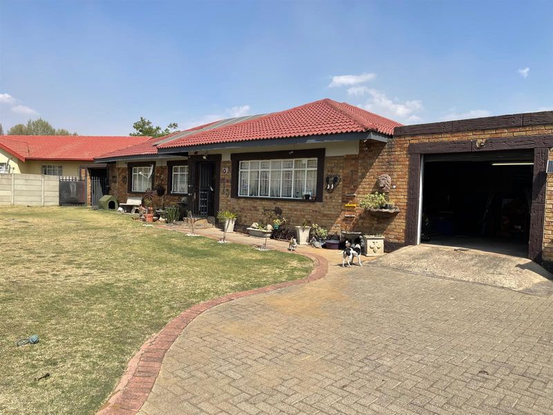 Two Houses in one Yard  - Photo 3