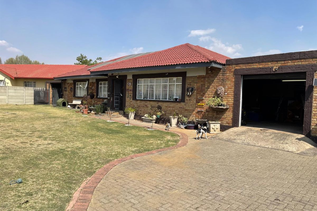 Two Houses in one Yard  - Photo 3