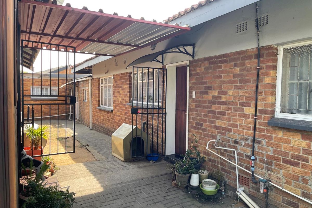 Two Houses in one Yard  - Photo 4