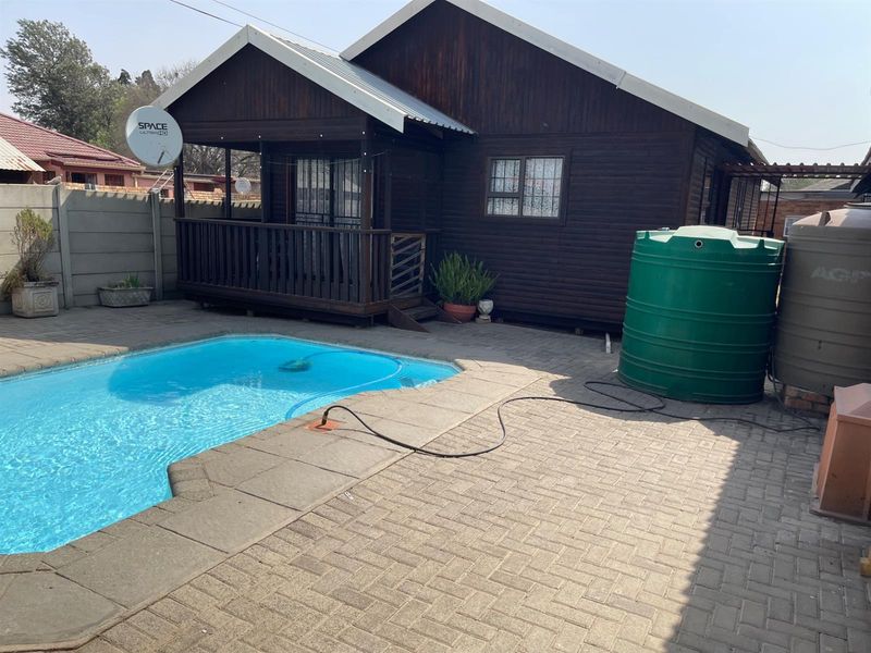 Two Houses in one Yard  - Photo 5