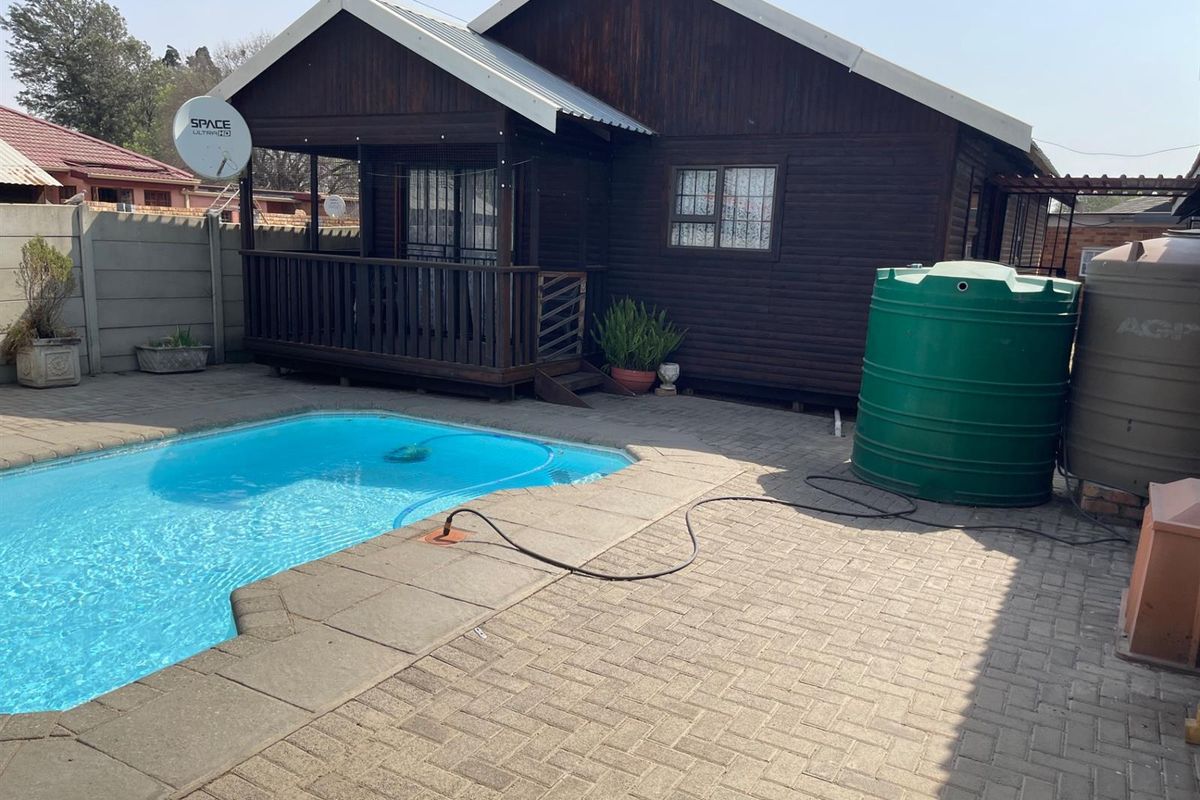 Two Houses in one Yard  - Photo 5