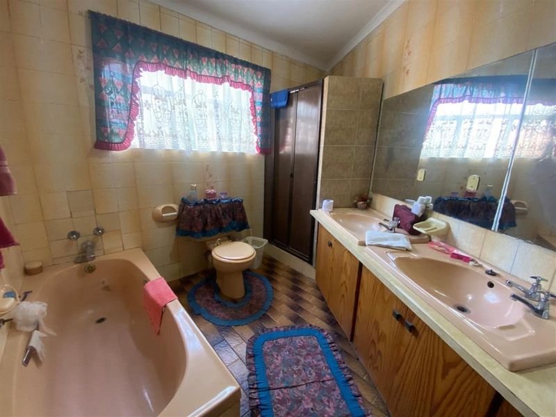 Renovator’s Dream - Spacious 4-Bedroom Home with Endless Possibilities - Photo 7