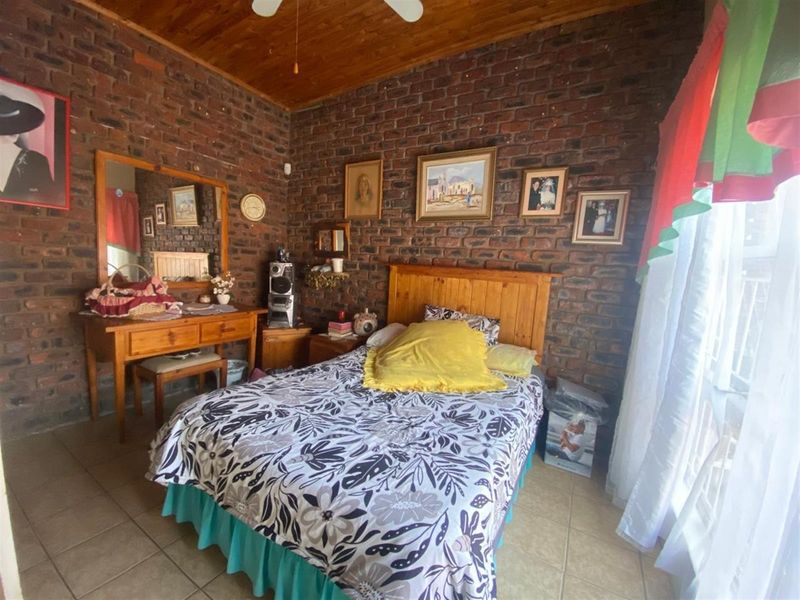 Renovator’s Dream - Spacious 4-Bedroom Home with Endless Possibilities - Photo 6