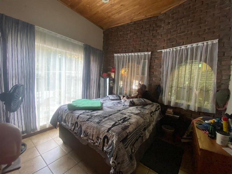 Renovator’s Dream - Spacious 4-Bedroom Home with Endless Possibilities - Photo 10