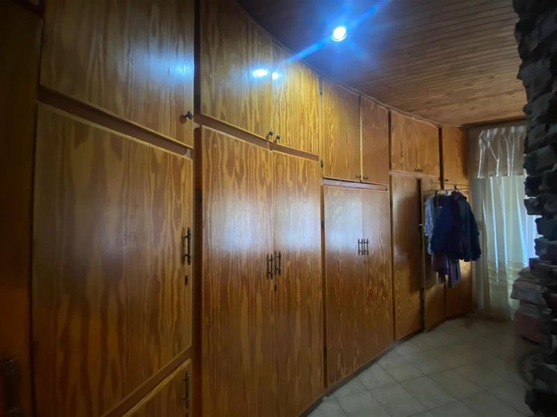 Renovator’s Dream - Spacious 4-Bedroom Home with Endless Possibilities - Photo 3