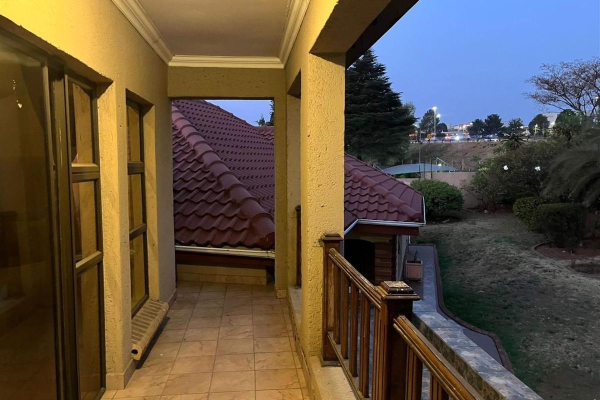 House For Sale in Rembrandt Park, Johannesburg - Photo 4