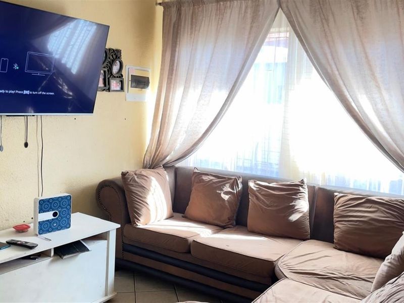 3 Bedroom House For Sale in The Orchards  - Photo 2