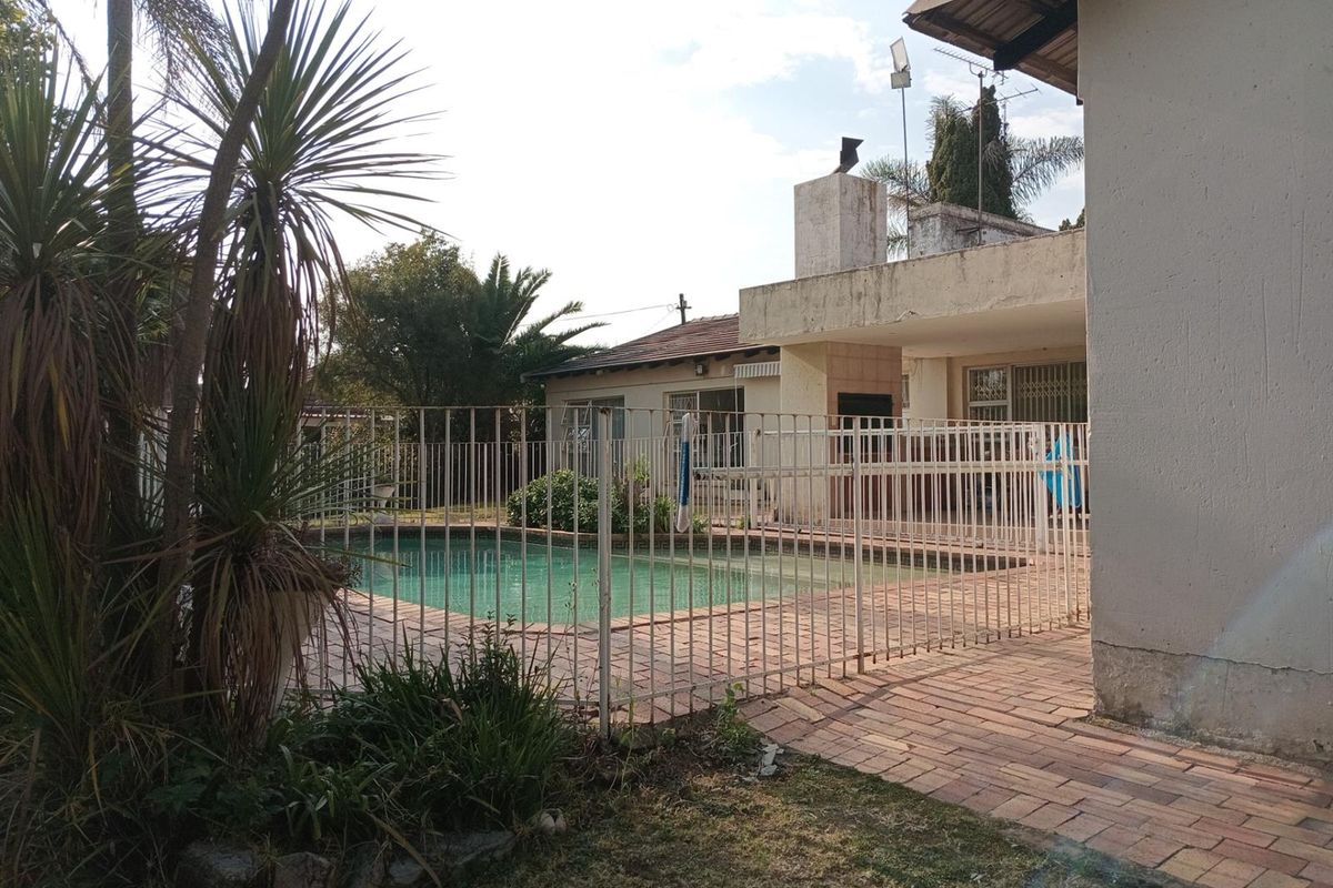 House For Sale in Lyndhurst, Johannesburg - Photo 2
