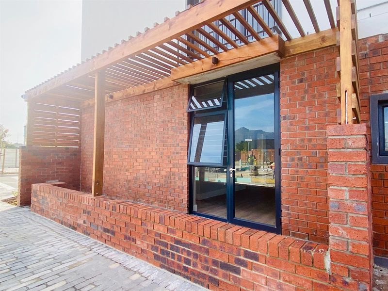 Amazing Ground Floor Apartment For Sale in Conradie Park, Thornton, Cape Town - Photo 2