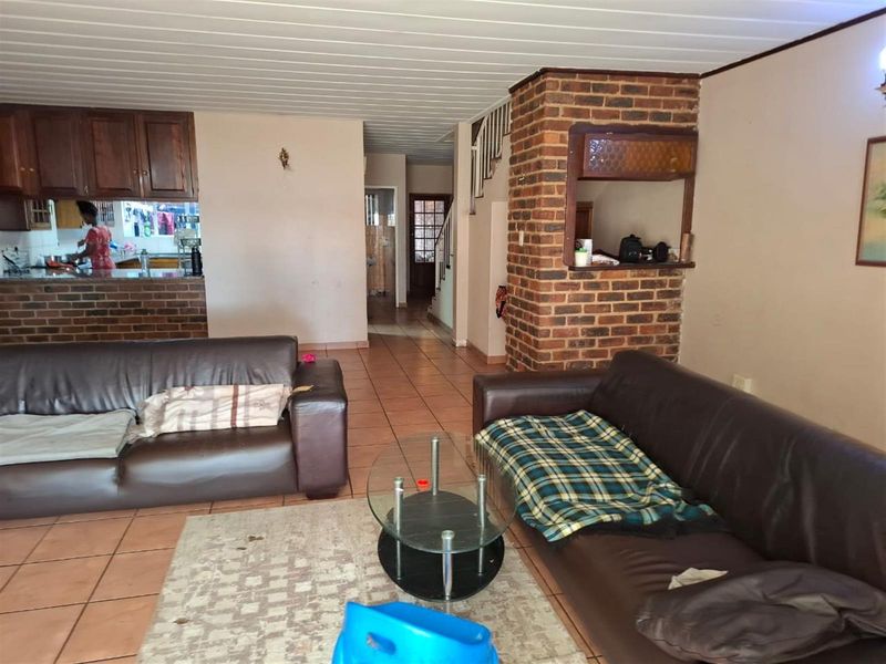 Perfect Lock-Up-and-Go - Modern Townhouse in Prime Location - Photo 9