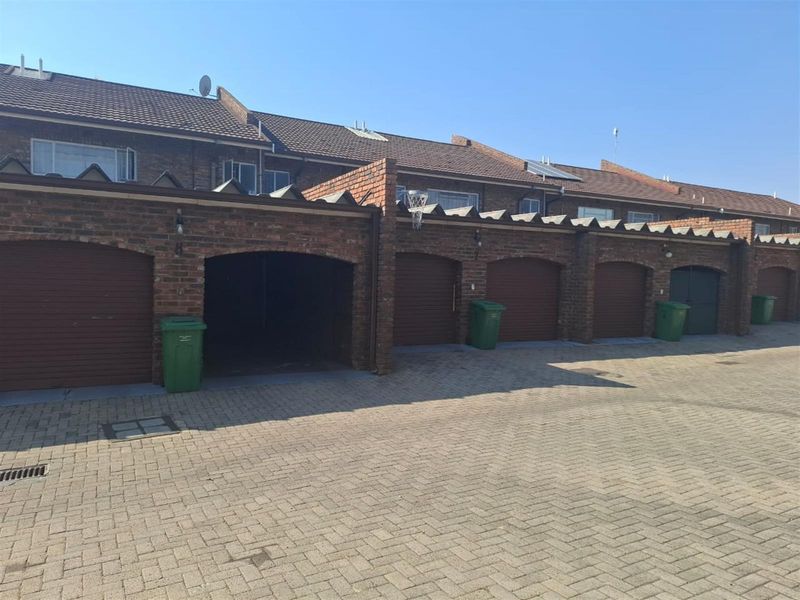 Perfect Lock-Up-and-Go - Modern Townhouse in Prime Location - Photo 2