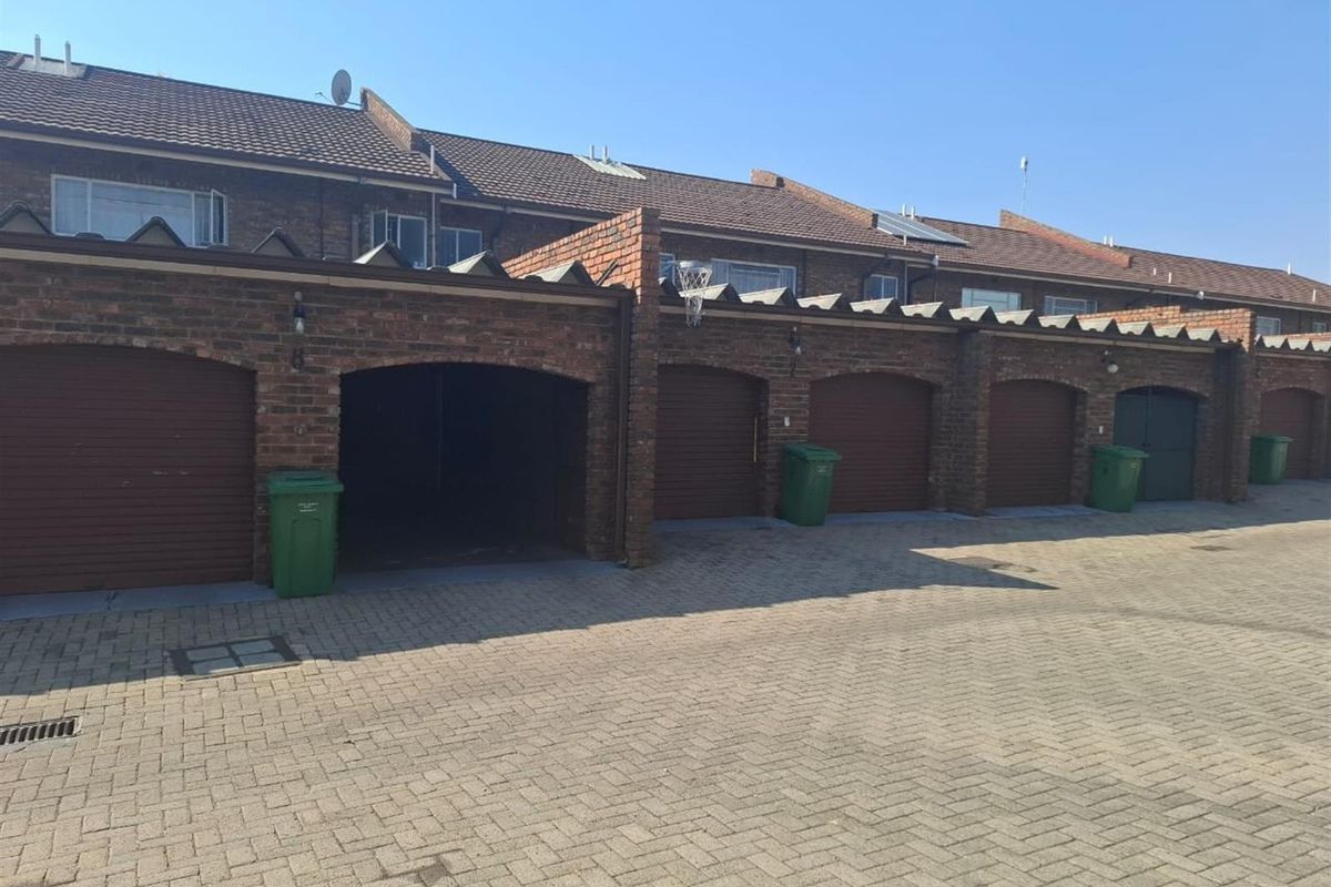 Perfect Lock-Up-and-Go - Modern Townhouse in Prime Location - Photo 2