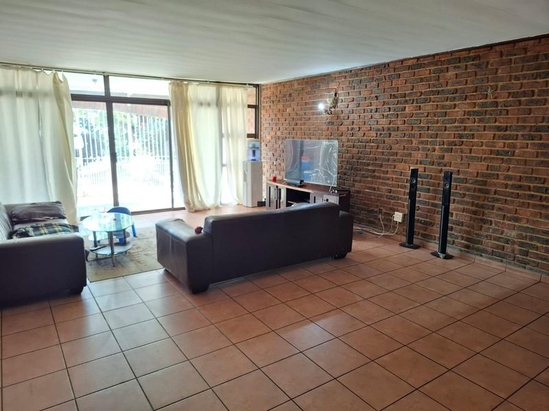 Perfect Lock-Up-and-Go - Modern Townhouse in Prime Location - Photo 8