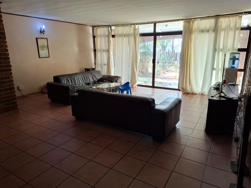 Perfect Lock-Up-and-Go - Modern Townhouse in Prime Location - Photo 7